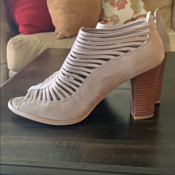 Mia elastic strap “shootie” 9.5 - Picture 2 of 6